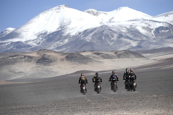 Môtô địa hình mới của Honda lập kỷ lục leo núi lửa cao nhất thế giới ảnh 5