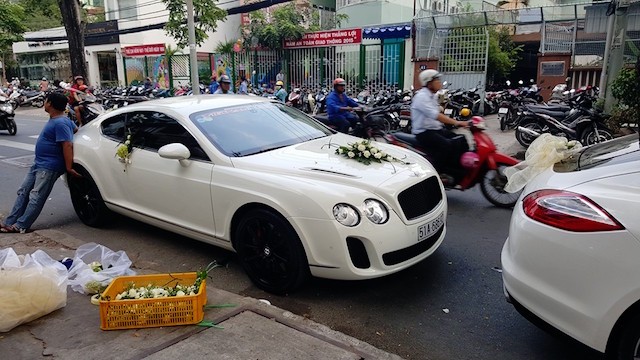 Cận cảnh đoàn siêu xe trong đám cưới ở Sài Gòn ảnh 2