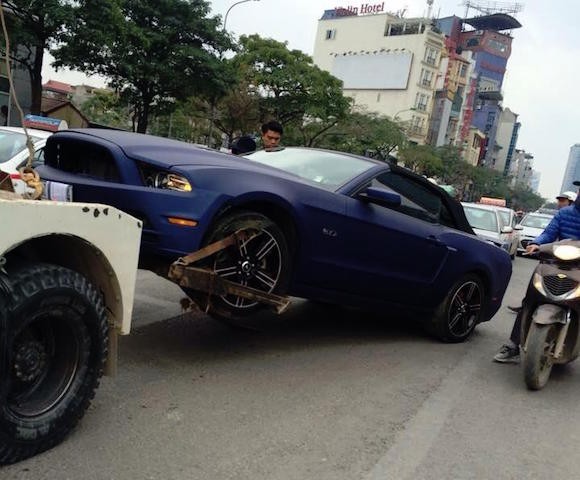 Ford Mustang bản đặc biệt lại gặp nạn trên phố Hà Nội ảnh 4