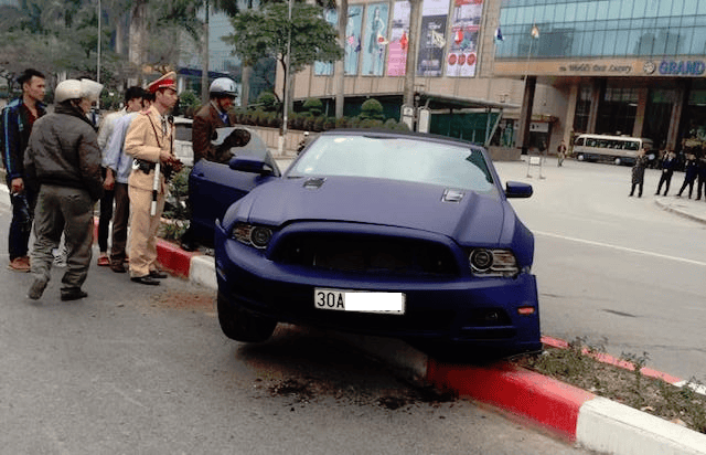 Ford Mustang bản đặc biệt lại gặp nạn trên phố Hà Nội ảnh 1