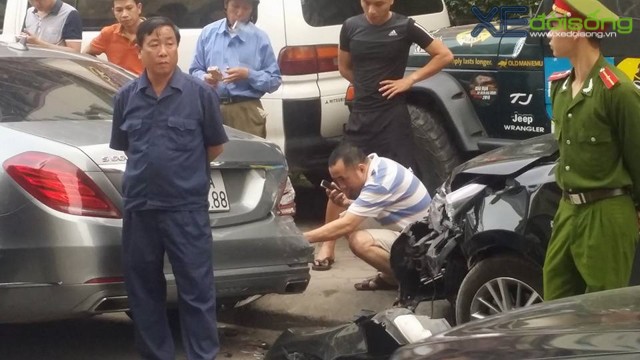 Hà Nội: Toyota Altis tan nát mặt trước vì đâm đuôi Mercedes-Benz S500  ảnh 7