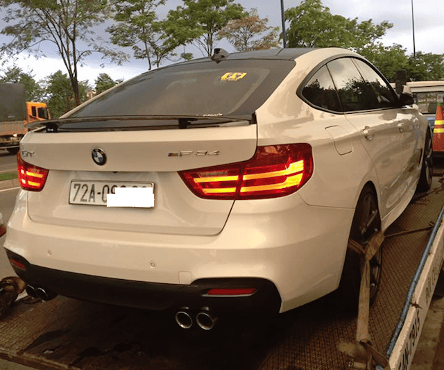 BMW 3 Series GT nổ bánh, xé mâm trên cao tốc Long Thành - Dầu Giây ảnh 6