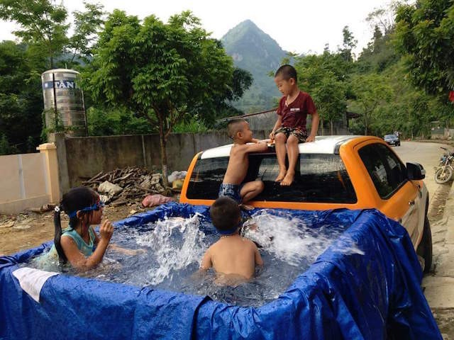 Bố dùng xe Ford Ranger làm bể bơi cho con ở Lào Cai  ảnh 2