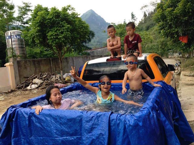 Bố dùng xe Ford Ranger làm bể bơi cho con ở Lào Cai  ảnh 3