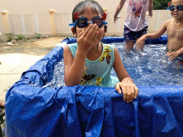 Bố dùng xe Ford Ranger làm bể bơi cho con ở Lào Cai  ảnh 4