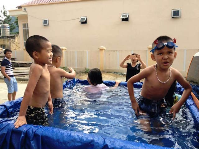 Bố dùng xe Ford Ranger làm bể bơi cho con ở Lào Cai  ảnh 5