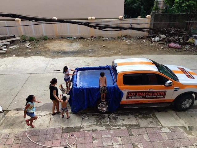 Bố dùng xe Ford Ranger làm bể bơi cho con ở Lào Cai  ảnh 1