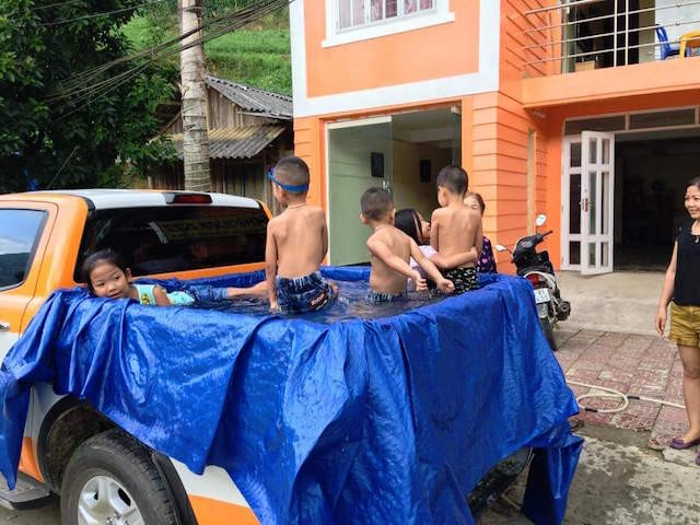 Bố dùng xe Ford Ranger làm bể bơi cho con ở Lào Cai  ảnh 6