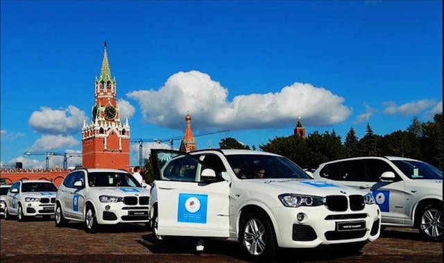 Hàng chục xe BMW mới tinh xếp bãi đợi tổng thống Putin trao tặng ảnh 2