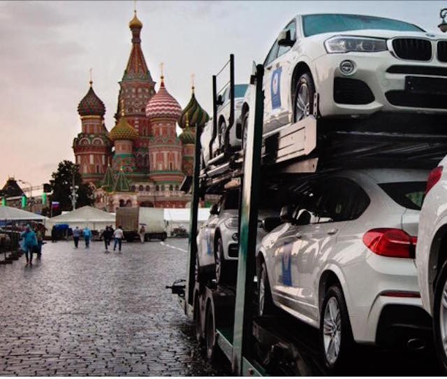 Hàng chục xe BMW mới tinh xếp bãi đợi tổng thống Putin trao tặng ảnh 4