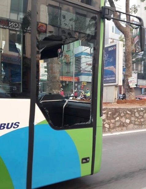 Ngày thứ 4 buýt nhanh: xe BRT bị ôtô tạt đầu vỡ kính ảnh 1