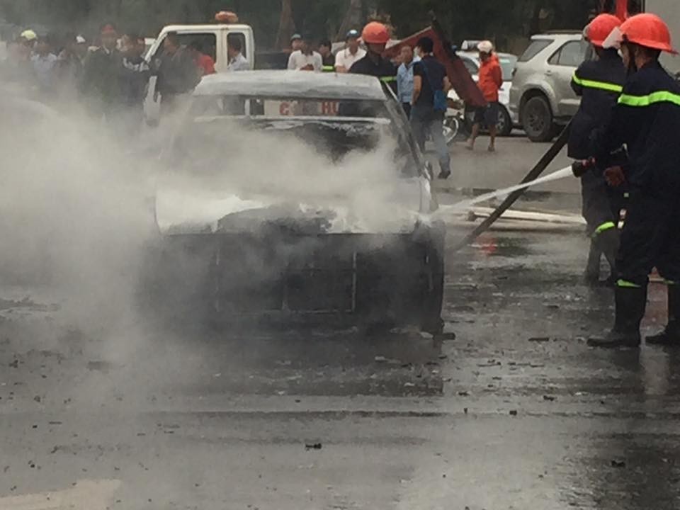Cháy xe Nissan gây ùn ứ trên tuyến buýt BRT ảnh 4