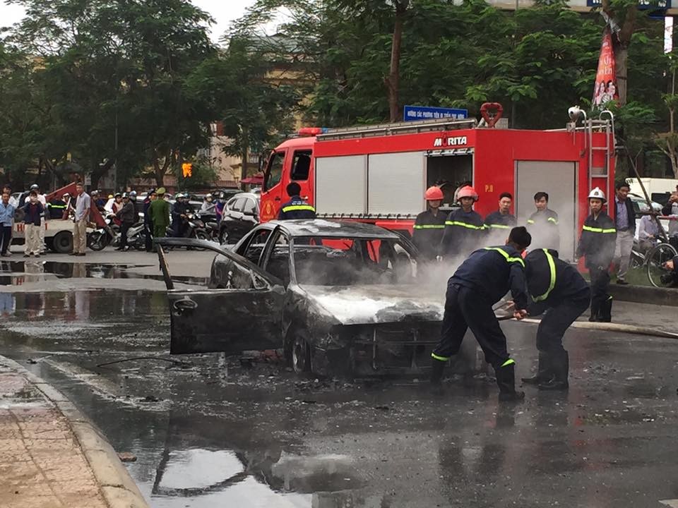 Cháy xe Nissan gây ùn ứ trên tuyến buýt BRT ảnh 5