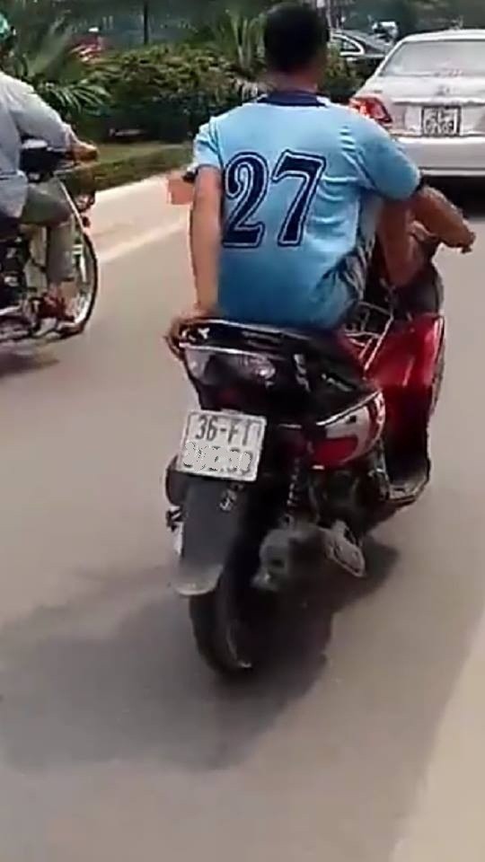 Clip: Thanh niên lái xe máy bằng chân “quậy” ở làn buýt nhanh ảnh 1