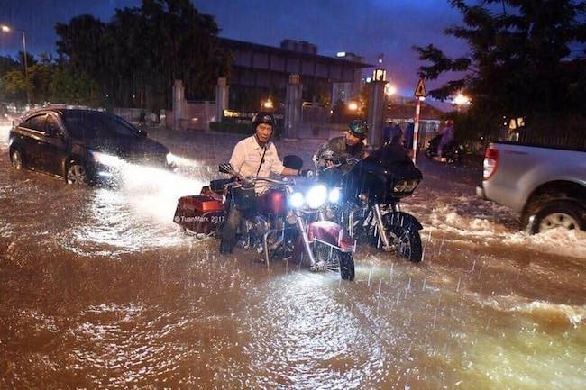 Hình ảnh dân chơi Harley-Davidson lội nước bì bõm trên phố Hà Nội gây sốt ảnh 1