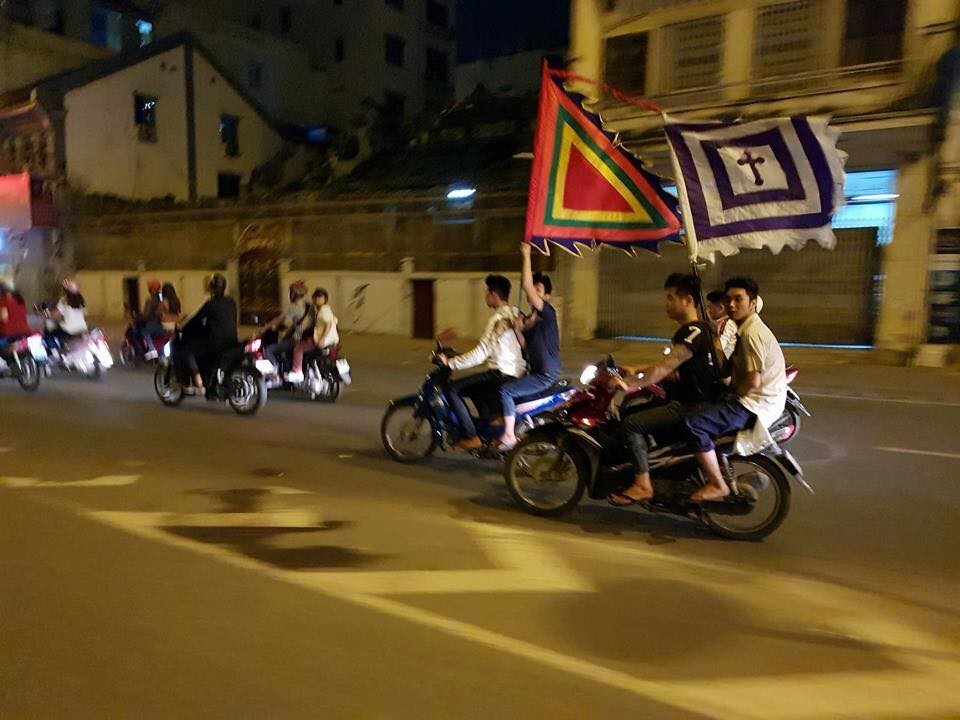 Muôn vẻ người Việt Nam đổ ra đường ăn mừng tuyển U23  ảnh 10