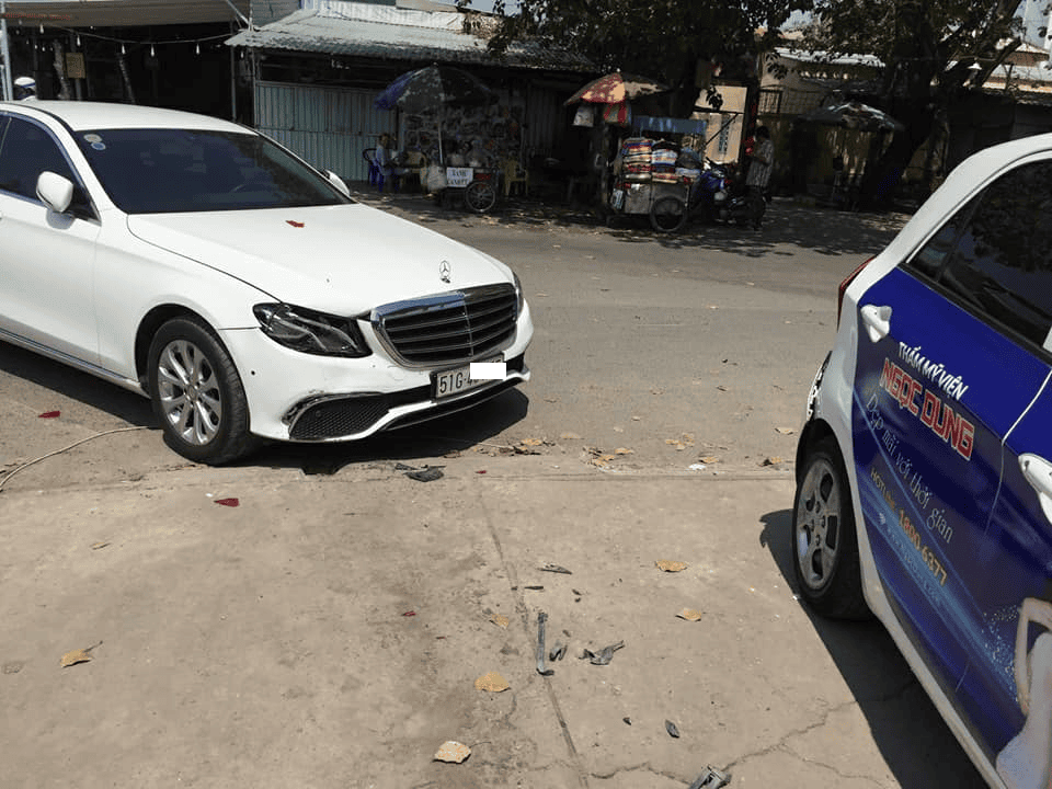 Nhân viên rửa xe lo sốt vó vì lùi xe khiến Mercedes-Benz thiệt hại 200 triệu đồng ảnh 1