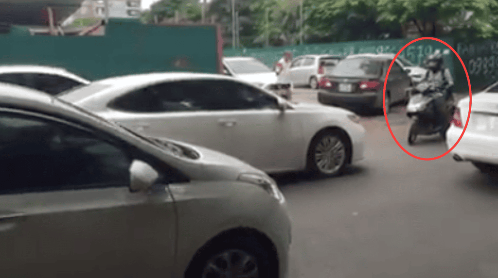 Biker kiên quyết chặn đầu xe Lexus đi lấn làn trên phố Hà Nội ảnh 1