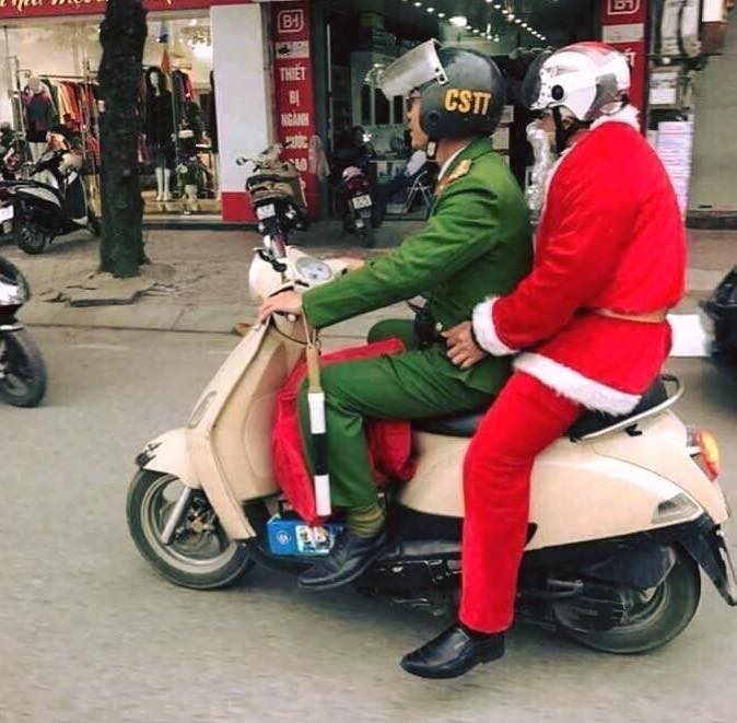 Ông già Noel ở Việt Nam lái xe gì đi phát quà? ảnh 5