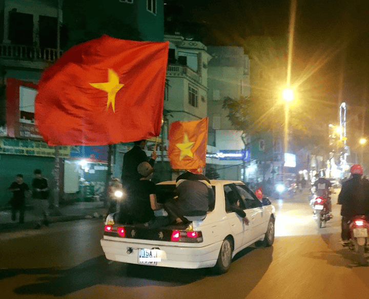Muôn vẻ người Việt Nam đổ ra đường ăn mừng tuyển U23  ảnh 2