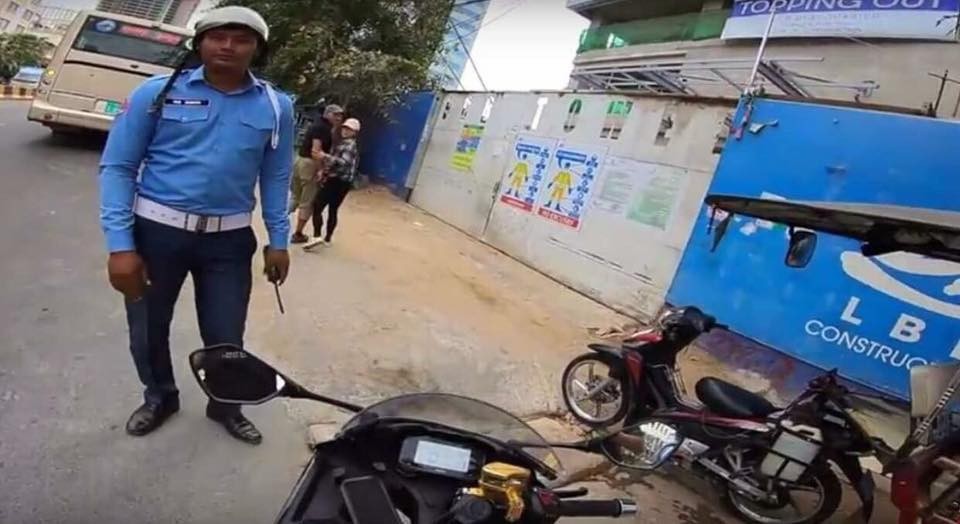 CSGT Campuchia bị đuổi việc vì nhận hối lộ của biker Việt vượt đèn đỏ  ảnh 1