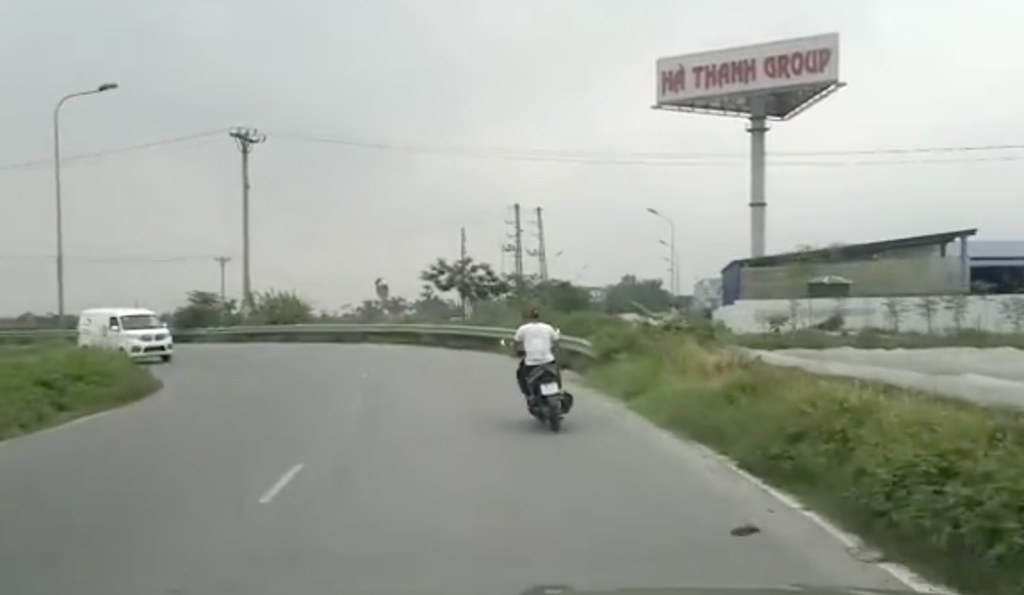 Ôm cua bất thành, Honda AirBlade lao xuống ruộng chuối ở Hà Nội ảnh 1