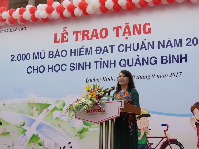 Honda Việt Nam tặng 2000 mũ bảo hiểm cho học sinh Quảng Bình ảnh 2