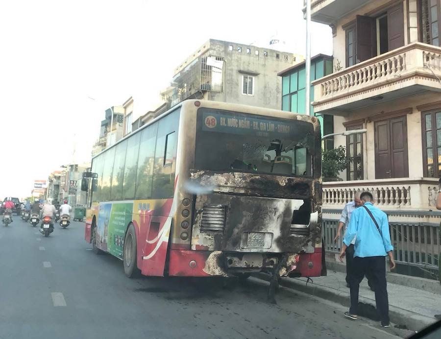 Clip cứu xe buýt cháy ngùn ngụt trên phố Hà Nội trong ngày nắng đỉnh điểm  ảnh 1