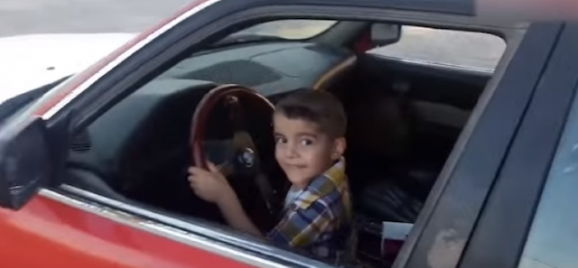 Xem cậu bé 3 tuổi drift xe BMW như dân chuyên nghiệp ảnh 1
