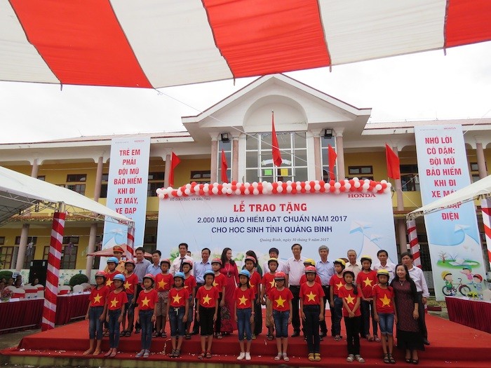 Honda Việt Nam tặng 2000 mũ bảo hiểm cho học sinh Quảng Bình ảnh 1