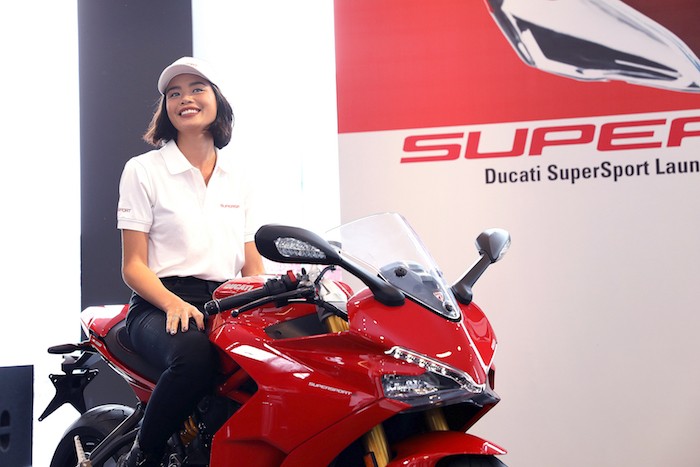 Trần Hiền Next Top bóc tem Ducati SuperSport mới chào sân Việt ảnh 7
