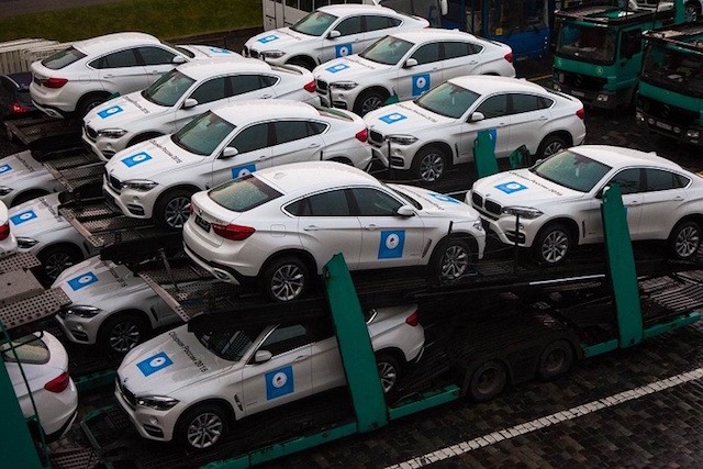 Hàng chục xe BMW mới tinh xếp bãi đợi tổng thống Putin trao tặng ảnh 1