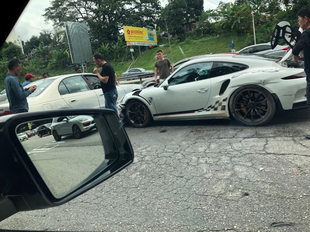 Porsche 911 GT3 RS bị xe giá rẻ Proton hạ gục trên đường phố Malaysia ảnh 2