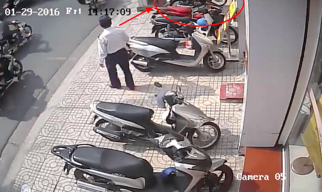[Clip] Trộm xe SH ngay trước mặt bảo vệ ngân hàng ảnh 3