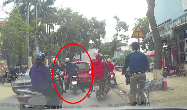 Hà Nội: xe máy và ôtô lao vào đấm nhau sau va chạm ảnh 1