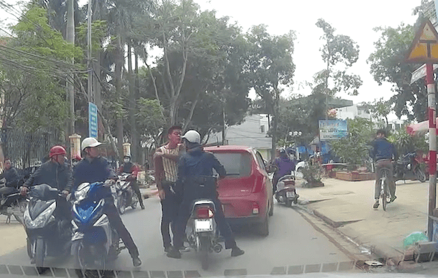Hà Nội: xe máy và ôtô lao vào đấm nhau sau va chạm ảnh 2