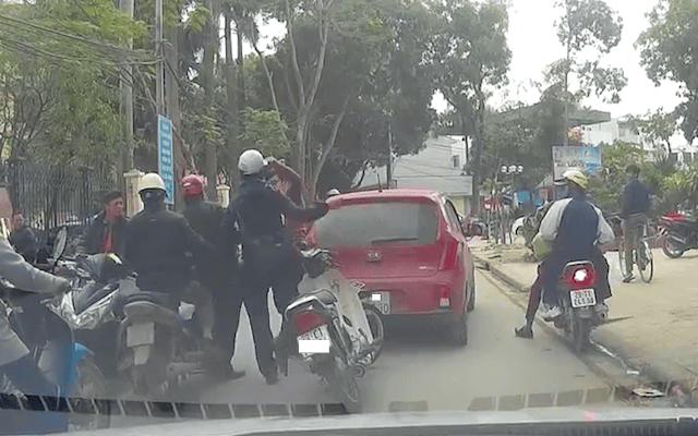 Hà Nội: xe máy và ôtô lao vào đấm nhau sau va chạm ảnh 3