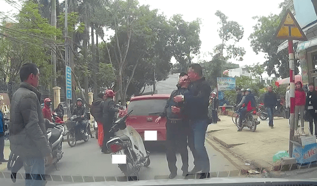 Hà Nội: xe máy và ôtô lao vào đấm nhau sau va chạm ảnh 4
