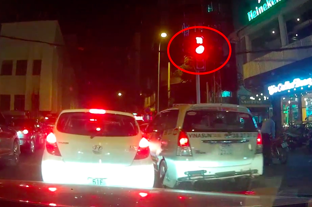 [Clip] Xe taxi quyết vượt đèn đỏ, suýt đâm người đi bộ ảnh 1