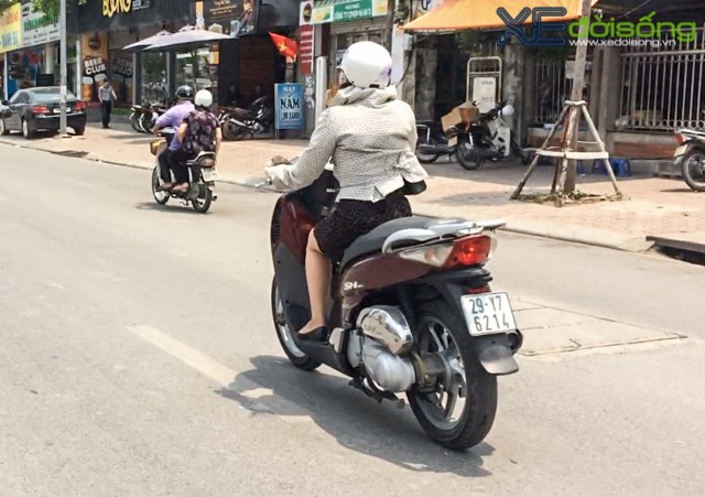 Clip nữ “ninja” chạy Honda SH vượt ẩu đụng xe khác trên phố Hà Nội ảnh 1