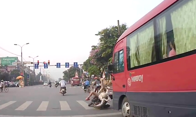 Hà Nội: dừng đèn đỏ, người phụ nữ bị xe khách tông ngã lộn nhào ảnh 1