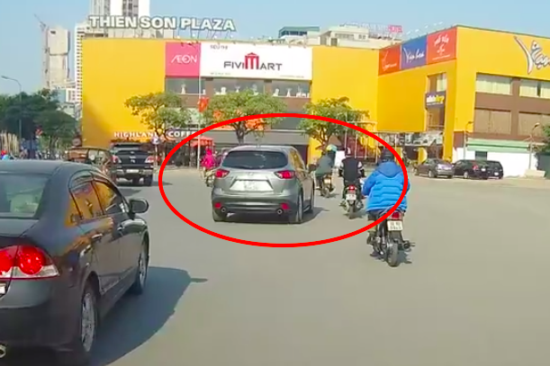 Công an Hà Nội triệu tập tài xế Mazda CX-5 đâm xe máy rồi bỏ chạy ảnh 1