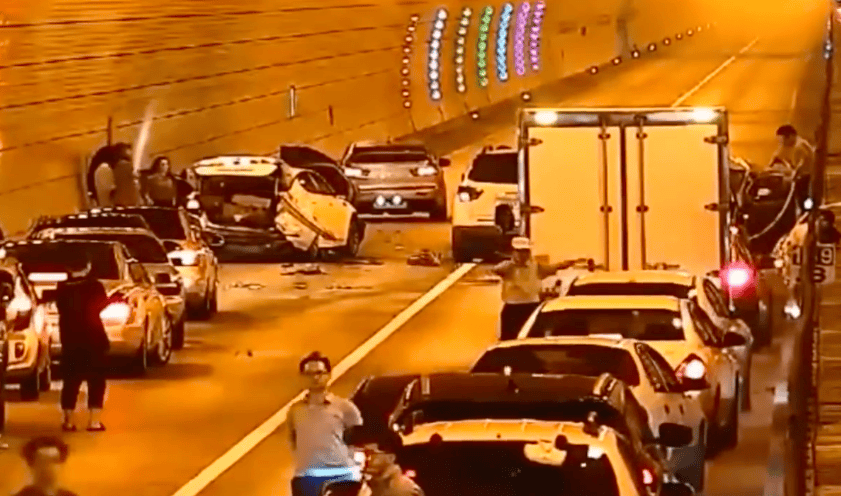 Ấn tượng cách hành xử của tài xế Hàn Quốc khi gặp tai nạn trong hầm ảnh 1