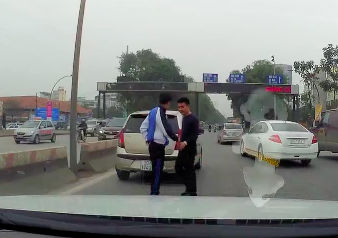Hành động đẹp của 2 tài xế trên phố Hà Nội khiến nhiều người cảm phục ảnh 1