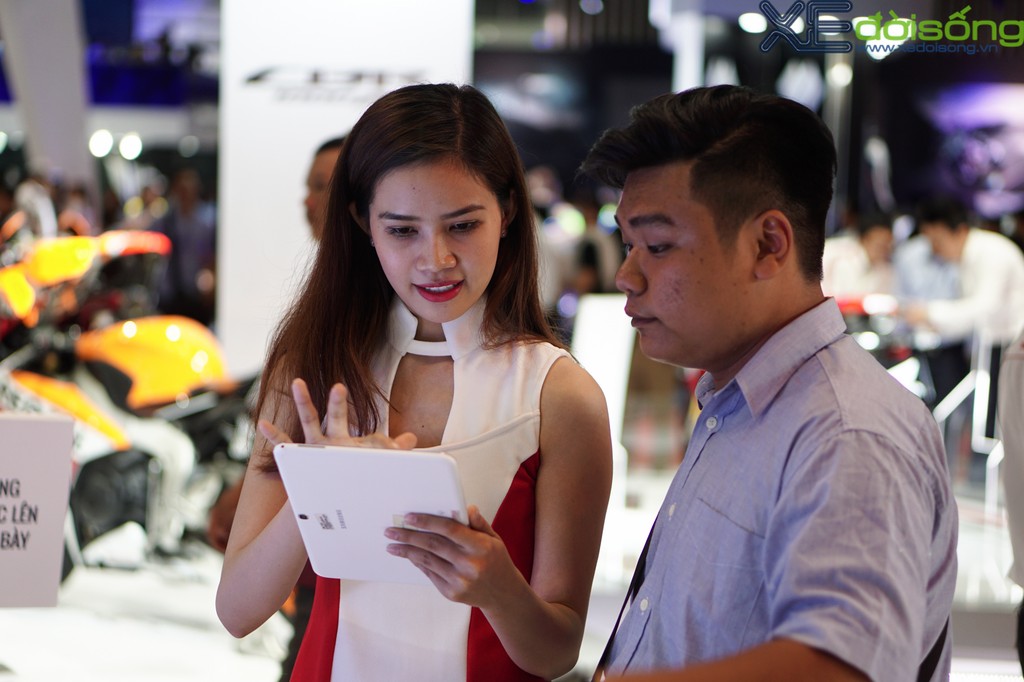 Người mẫu không chỉ tạo dáng tại triển lãm xe máy Việt Nam ảnh 1