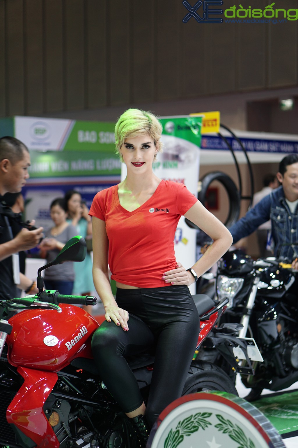 Người mẫu không chỉ tạo dáng tại triển lãm xe máy Việt Nam ảnh 11