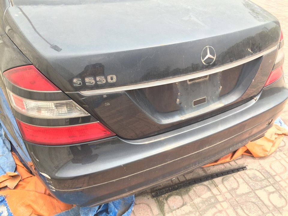 Xót xa Mercedes-Benz S550 tiền tỷ vứt xó công viên Hà Nội ảnh 3