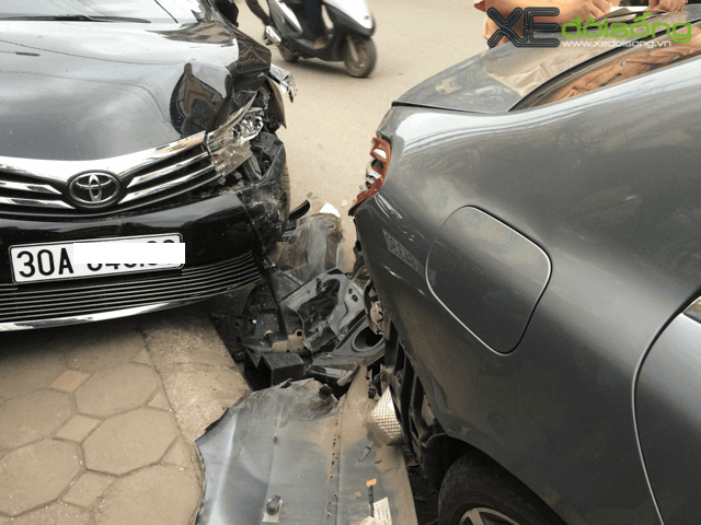 Hà Nội: Toyota Altis tan nát mặt trước vì đâm đuôi Mercedes-Benz S500  ảnh 4