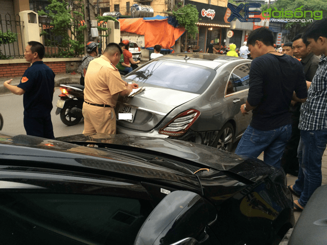 Hà Nội: Toyota Altis tan nát mặt trước vì đâm đuôi Mercedes-Benz S500  ảnh 6