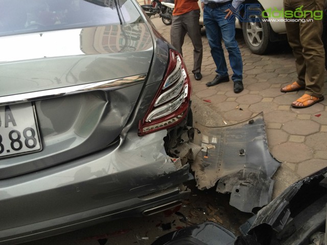 Hà Nội: Toyota Altis tan nát mặt trước vì đâm đuôi Mercedes-Benz S500  ảnh 8